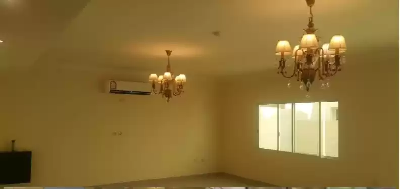 سكني عقار جاهز 5 غرف  نصف مفروش فيلا في مجمع  للإيجار في الدوحة #11909 - 1  صورة 